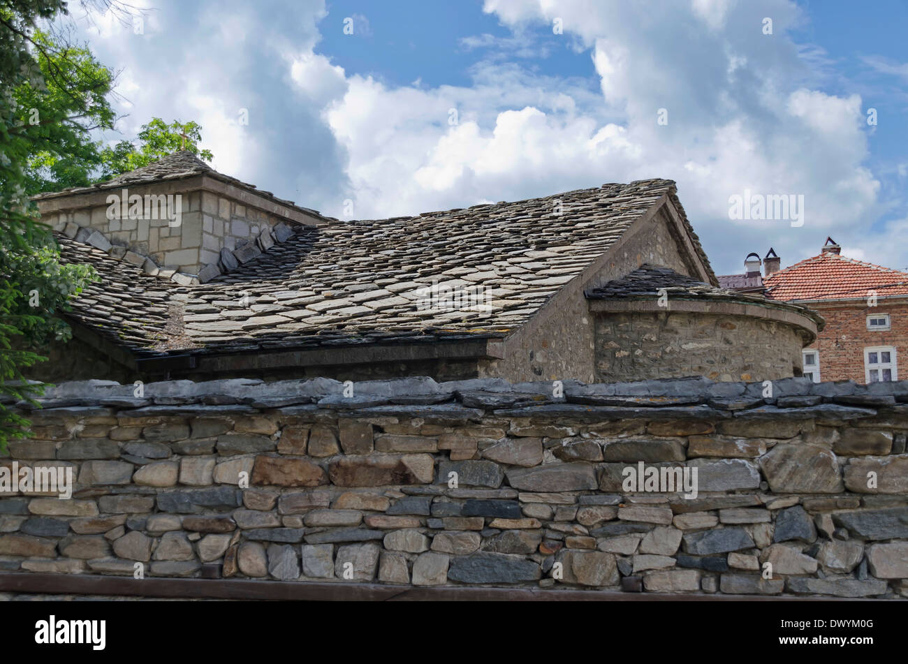 Église avec toit en pierre-tile en ville Batak, Bulgarie Banque D'Images