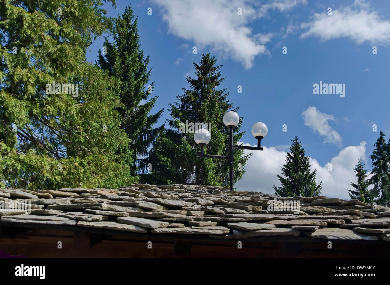Toit de tuiles en pierre dans la ville de Batak, Bulgarie Banque D'Images