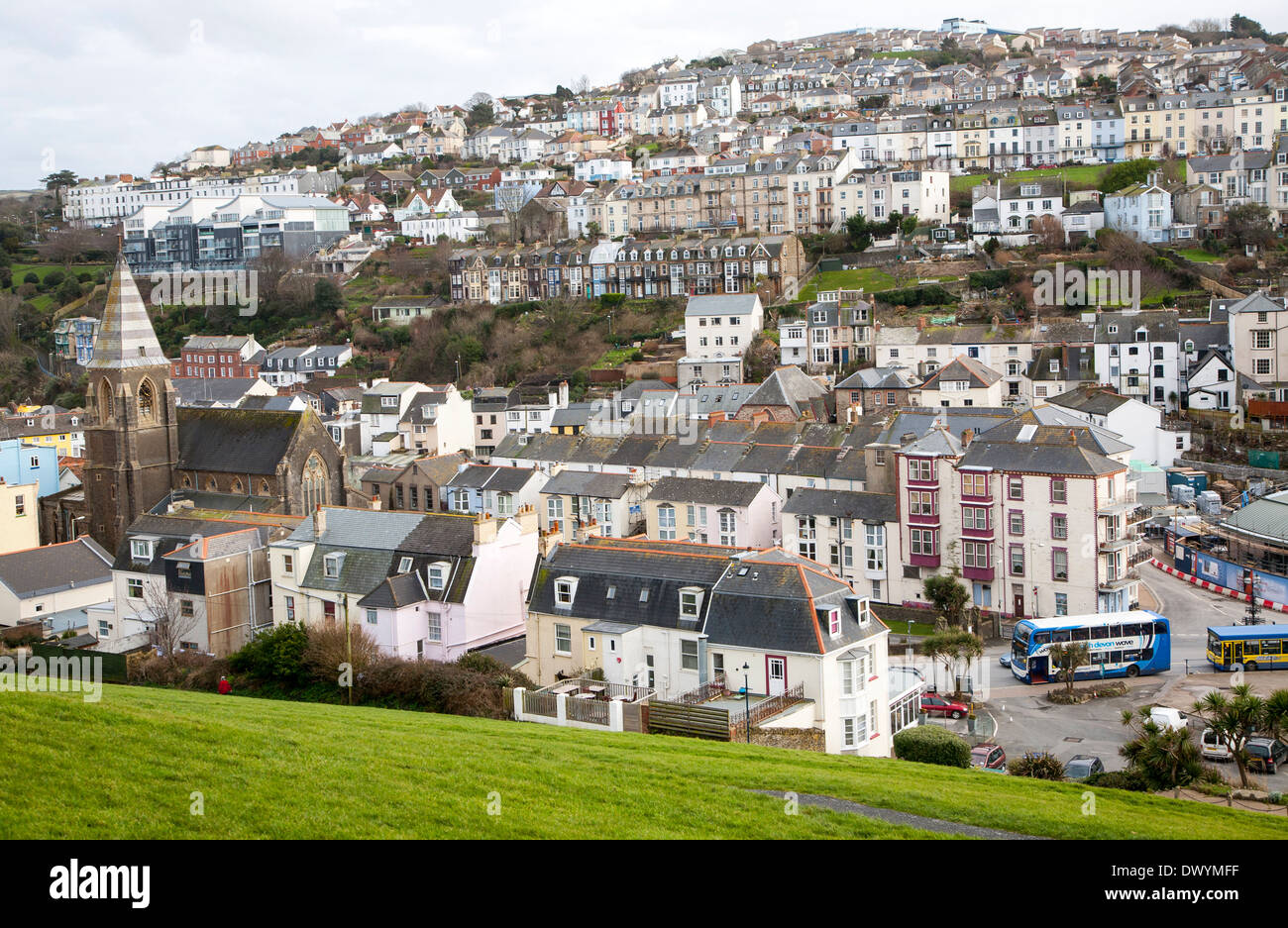 Bâtiments sur une colline escarpée dans la ville d'Ilfracombe, Devon, Angleterre Banque D'Images