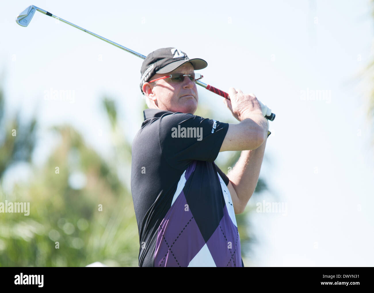 Newport Beach, Californie, USA. 14Th Mar, 2014. Sandy Lyle regarde son lecteur sur le 17ème trou au cours de la première ronde de la Classique Toshiba à la Newport Beach Country Club le 16 mars 2014 à Newport Beach, en Californie. De : Doug Gifford/ZUMAPRESS.com/Alamy Live News Banque D'Images