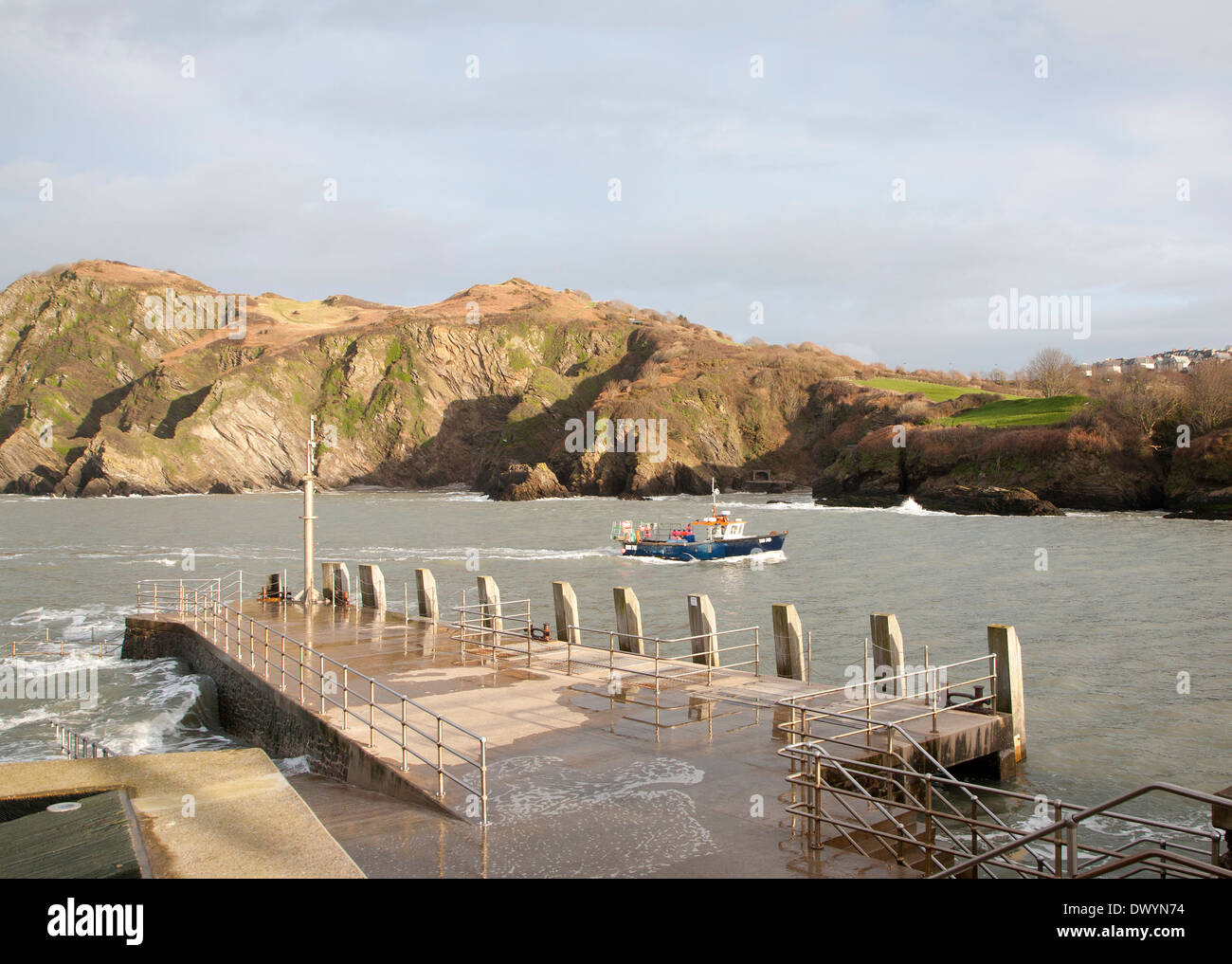 Bateau de pêche arrivant à Ilfracombe, North Devon, Angleterre Banque D'Images