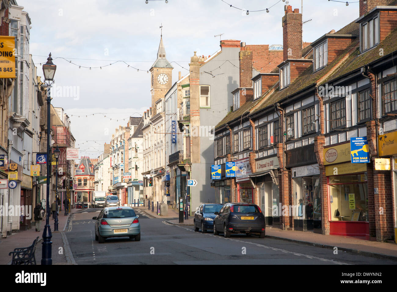 Vue de la principale rue commerçante, High Street, Ilfracombe en hiver, lumière du soir, North Devon, Angleterre Banque D'Images