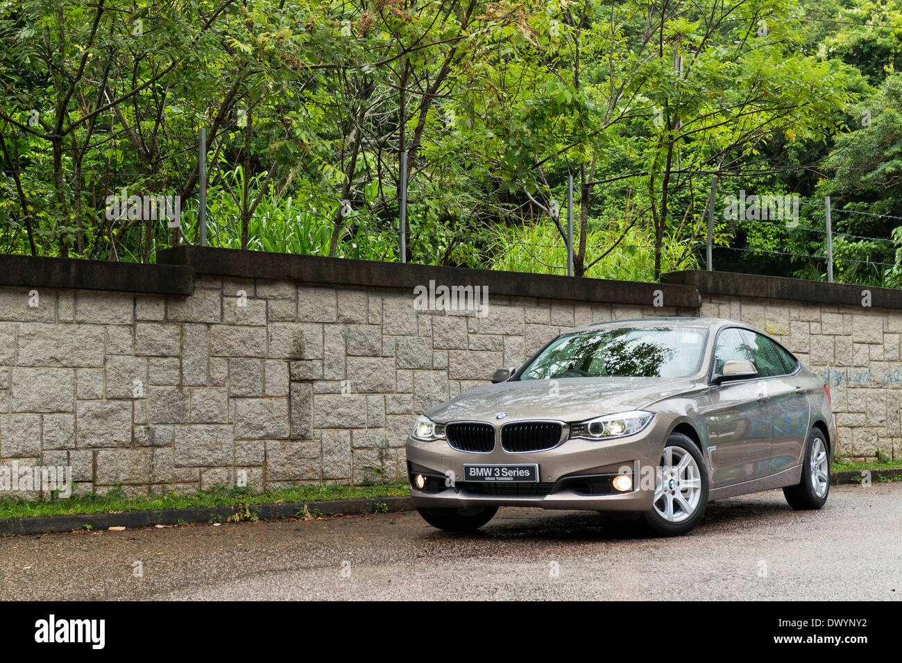 BMW 5-Series GT 2013 modèle en couleur brun-doré Banque D'Images