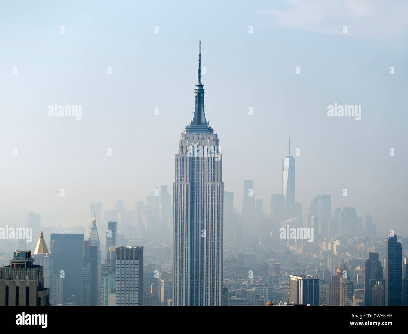 L'Empire State Building et du nouveau World Trade Center vu depuis le bâtiment Rockefeller sur un jour brumeux à New York, USA 4 Banque D'Images