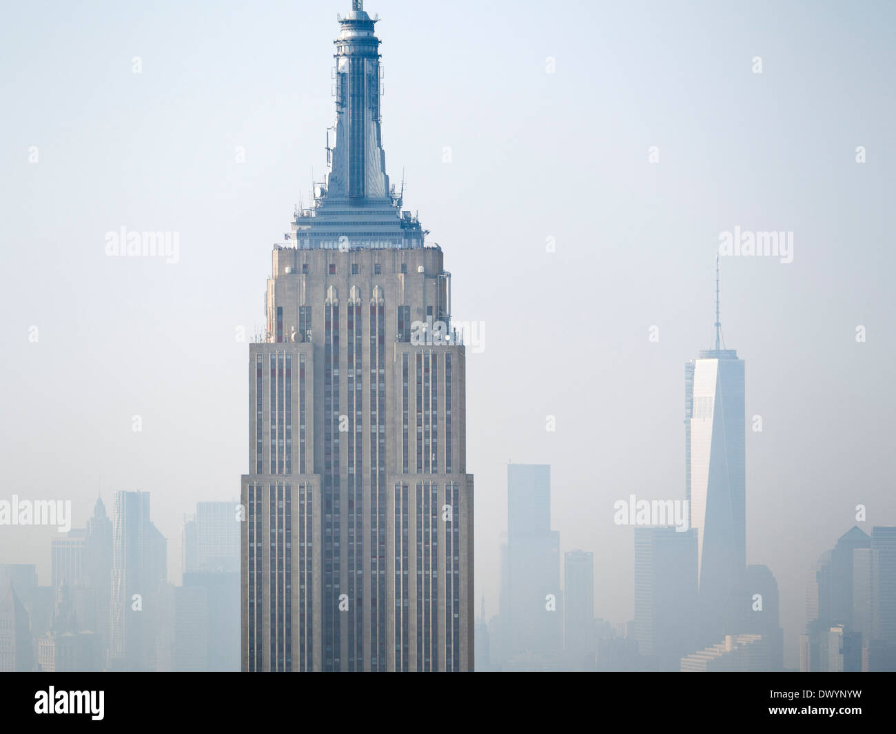 L'Empire State Building et du nouveau World Trade Center vu depuis le bâtiment Rockefeller sur un jour brumeux à New York, USA 3 Banque D'Images