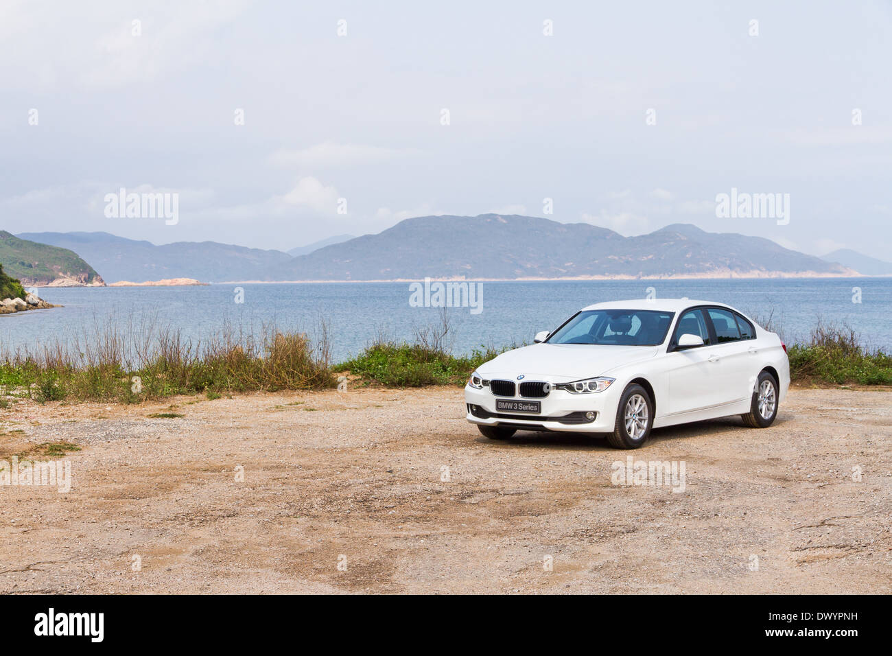 BMW 328i modèle 2013 de couleur blanche. Banque D'Images