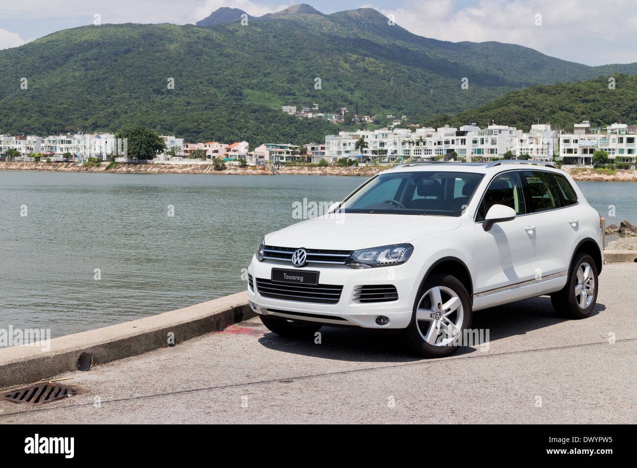 SUV Volkswagen Touareg 2013 Modèle avec couleur blanc Banque D'Images