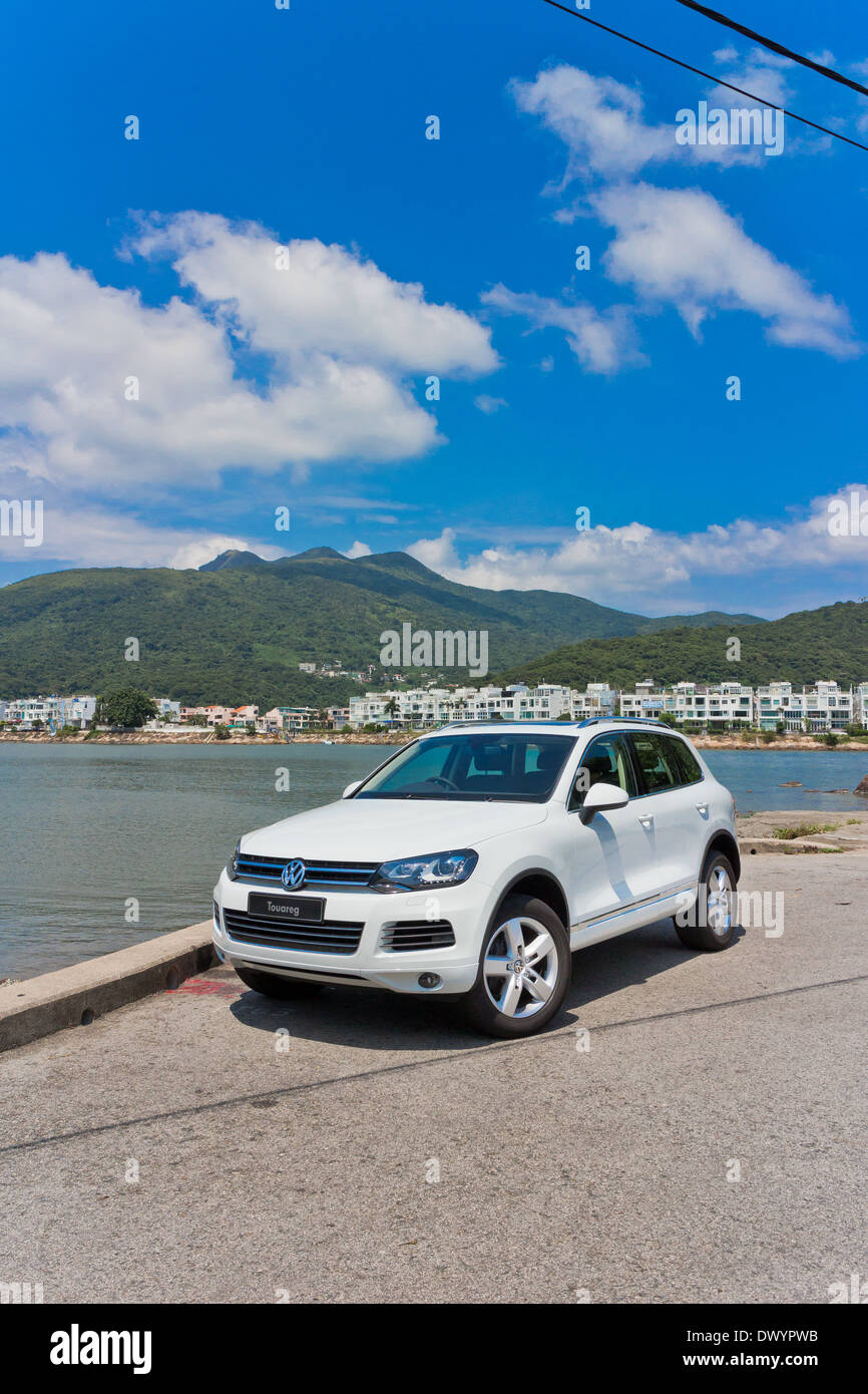 SUV Volkswagen Touareg 2013 Modèle avec couleur blanc Banque D'Images