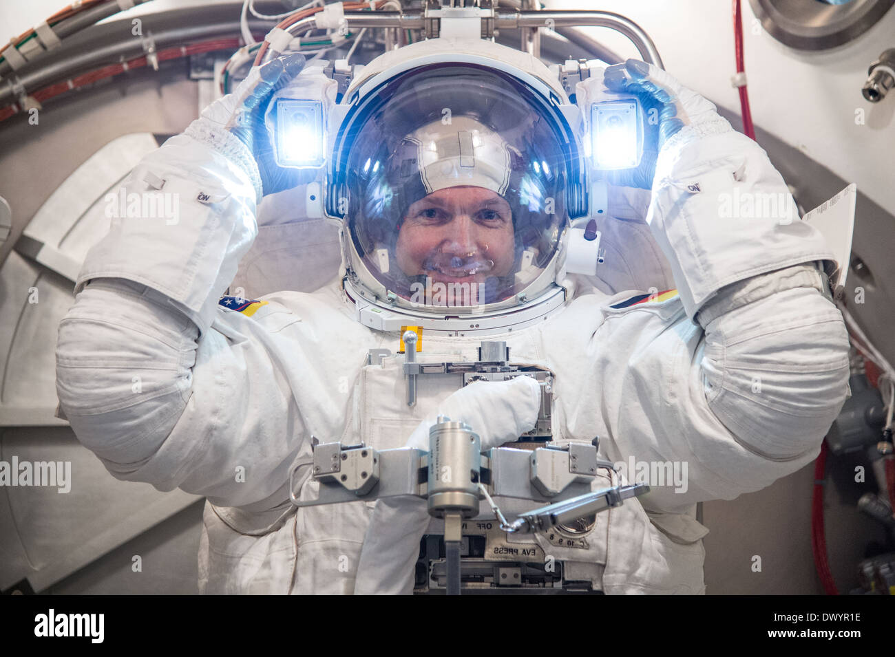 L'astronaute de l'ESA Alexander Gerst dans une unité Sorties fonction au cours de l'entraînement de l'équipage et de certification pour les expéditions du 40/41 au Johnson Space Center, 10 décembre 2013 à Houston, Texas. Banque D'Images