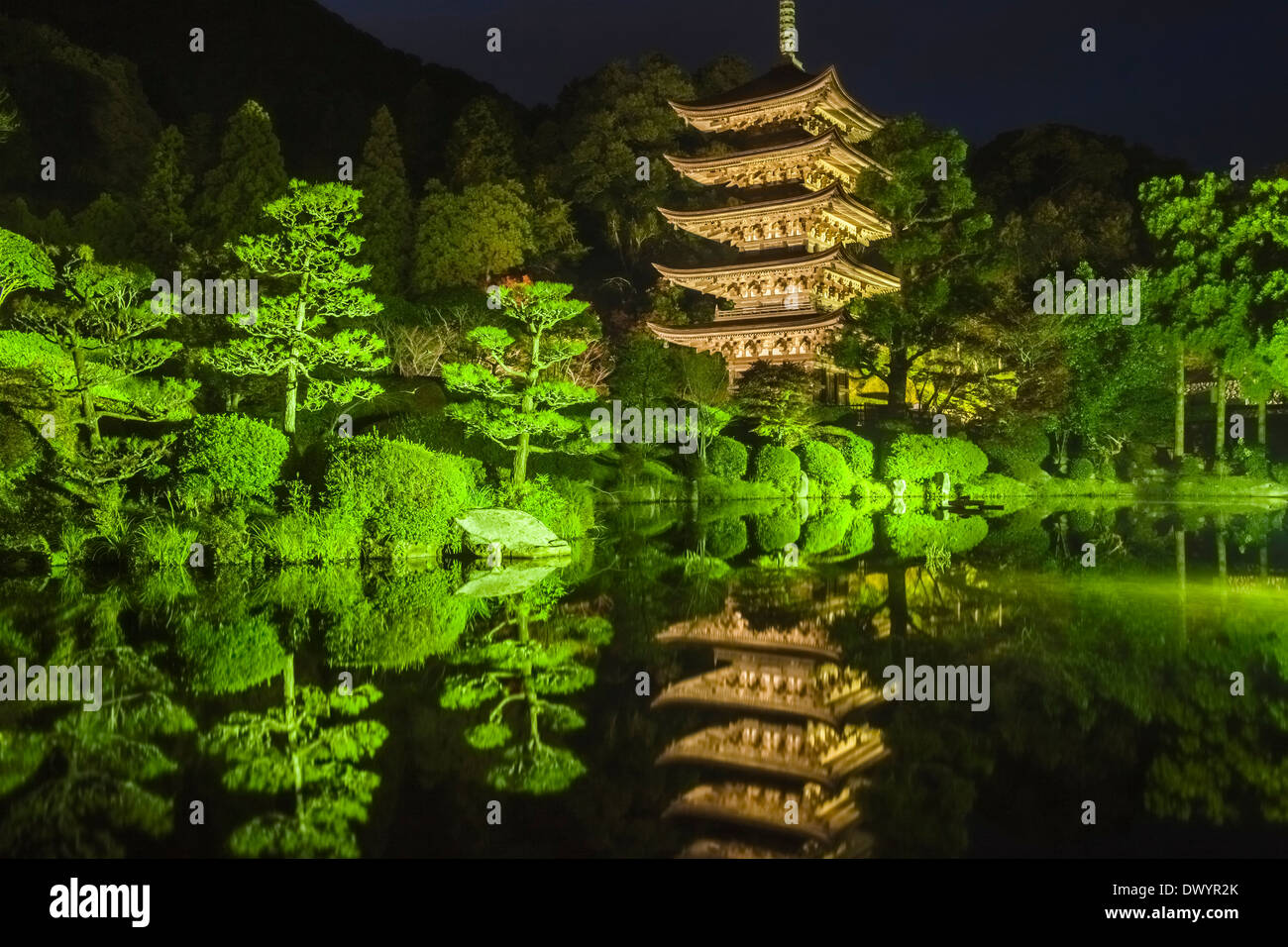 Vue nocturne de Temple Rurikoji pagode à cinq étages reflète dans l'eau, Yamaguchi, Yamaguchi Prefecture, Japan Banque D'Images