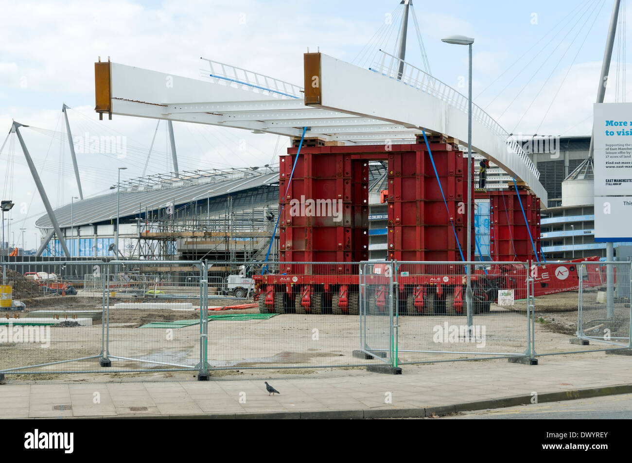 Campus d'Etihad sur la passerelle d'être déplacé en position appuyée sur des transporteurs sur roues, Manchester, Angleterre, RU Banque D'Images