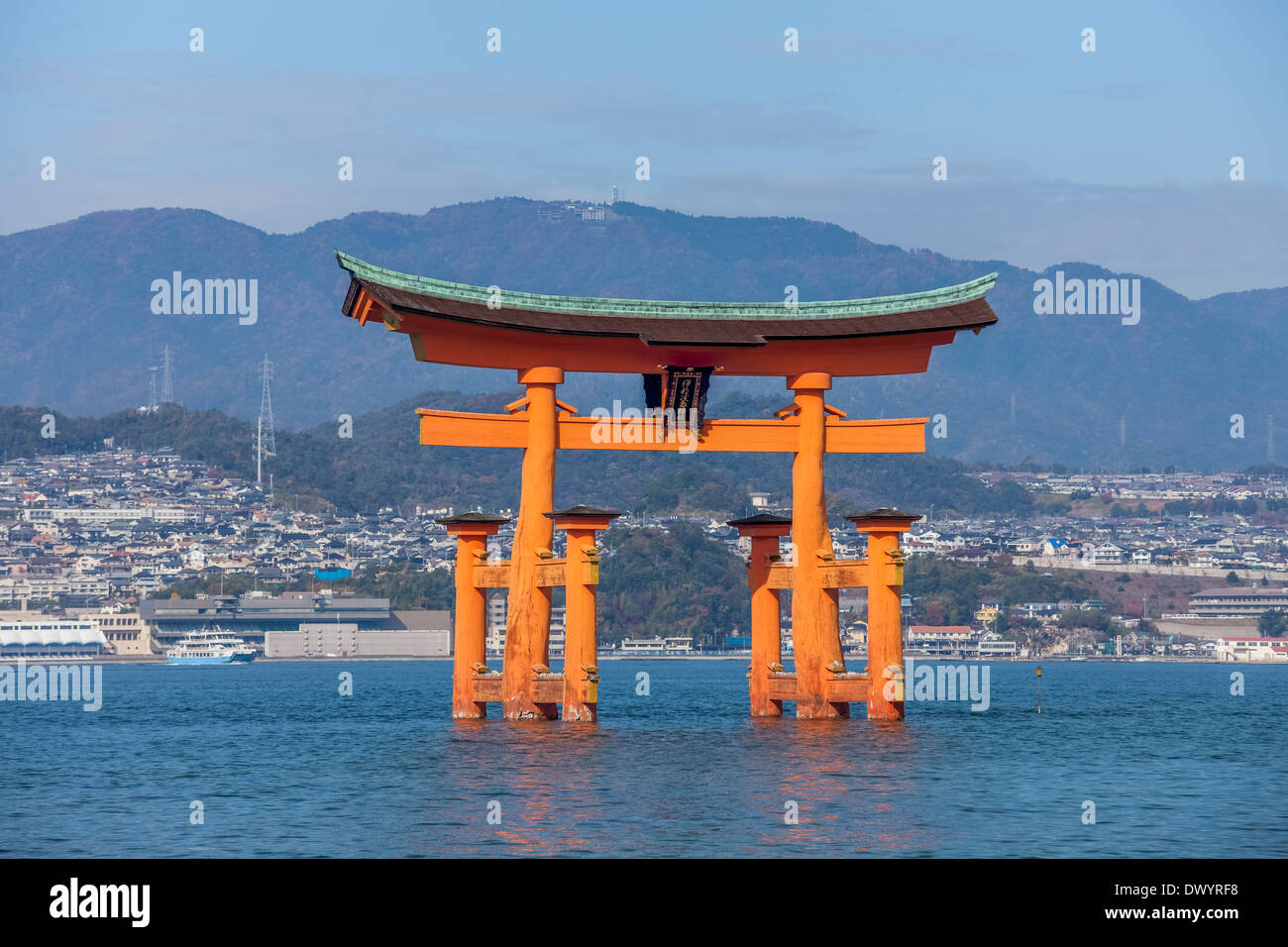 Torii du sanctuaire d'Itsukushima, Hatsukaichi, Préfecture de Hiroshima, Japon Banque D'Images