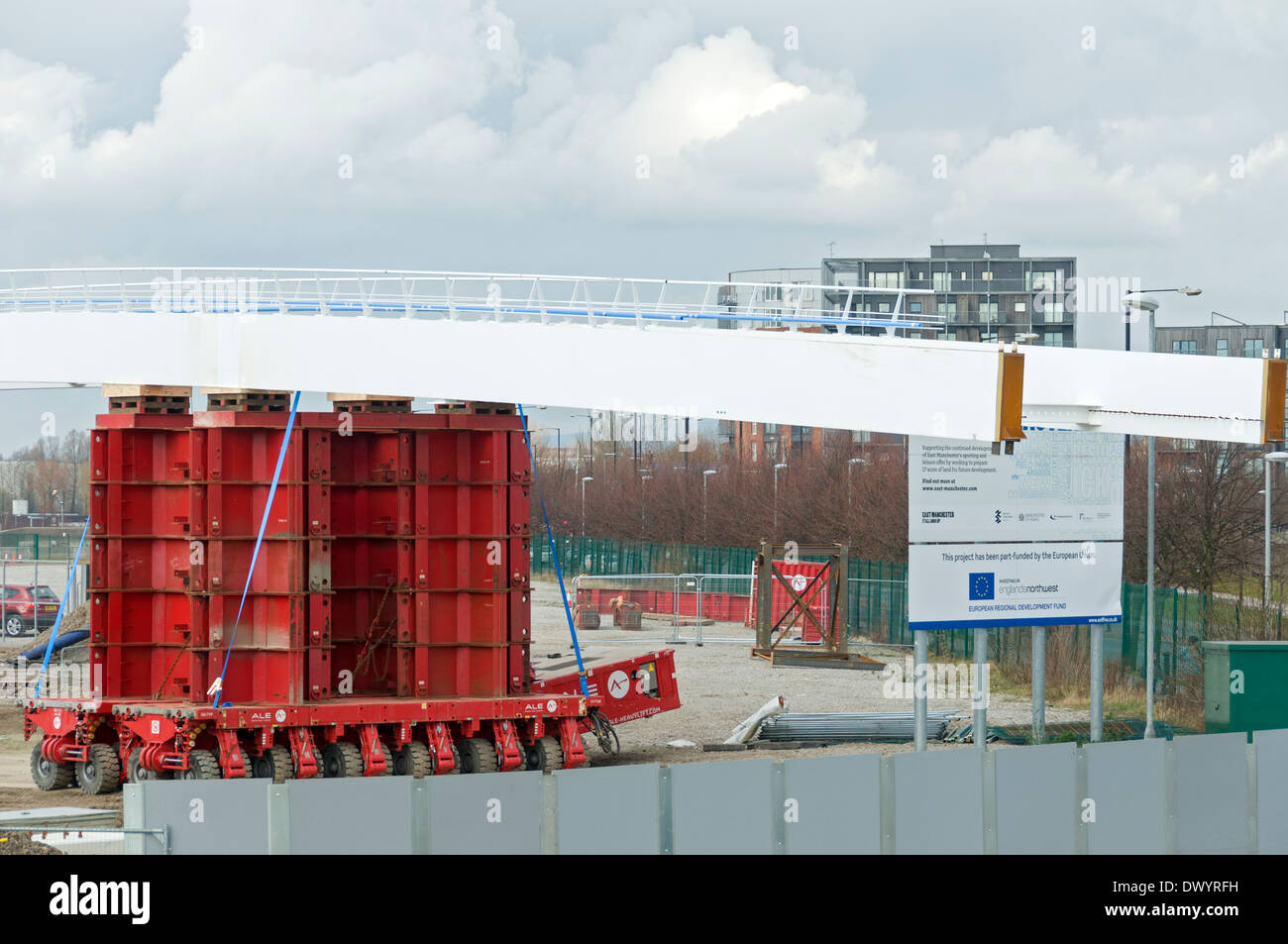 Campus d'Etihad sur la passerelle d'être déplacé en position appuyée sur des transporteurs sur roues, Manchester, Angleterre, RU Banque D'Images