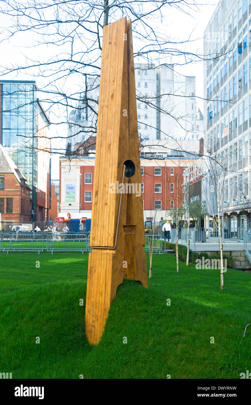 Sculpture d'une ancienne vêtements en bois 'peg' pincer la pelouse. Les pelouses, Spinningfields, Manchester, Angleterre, RU Banque D'Images