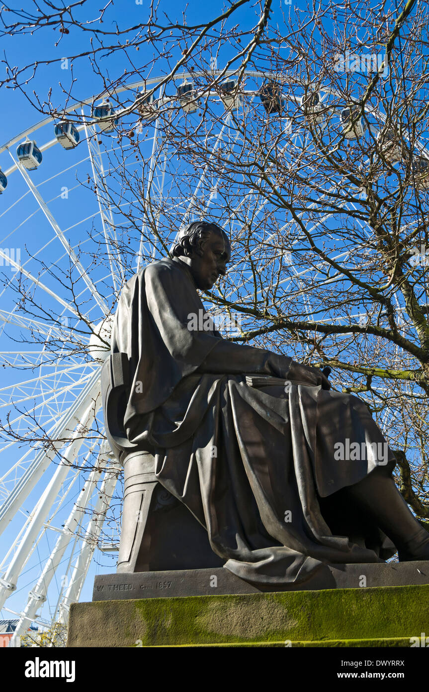 Statue de James Watt (William Theed, 1857) avec la roue derrière, Manchester, Manchester, Angleterre, RU Banque D'Images