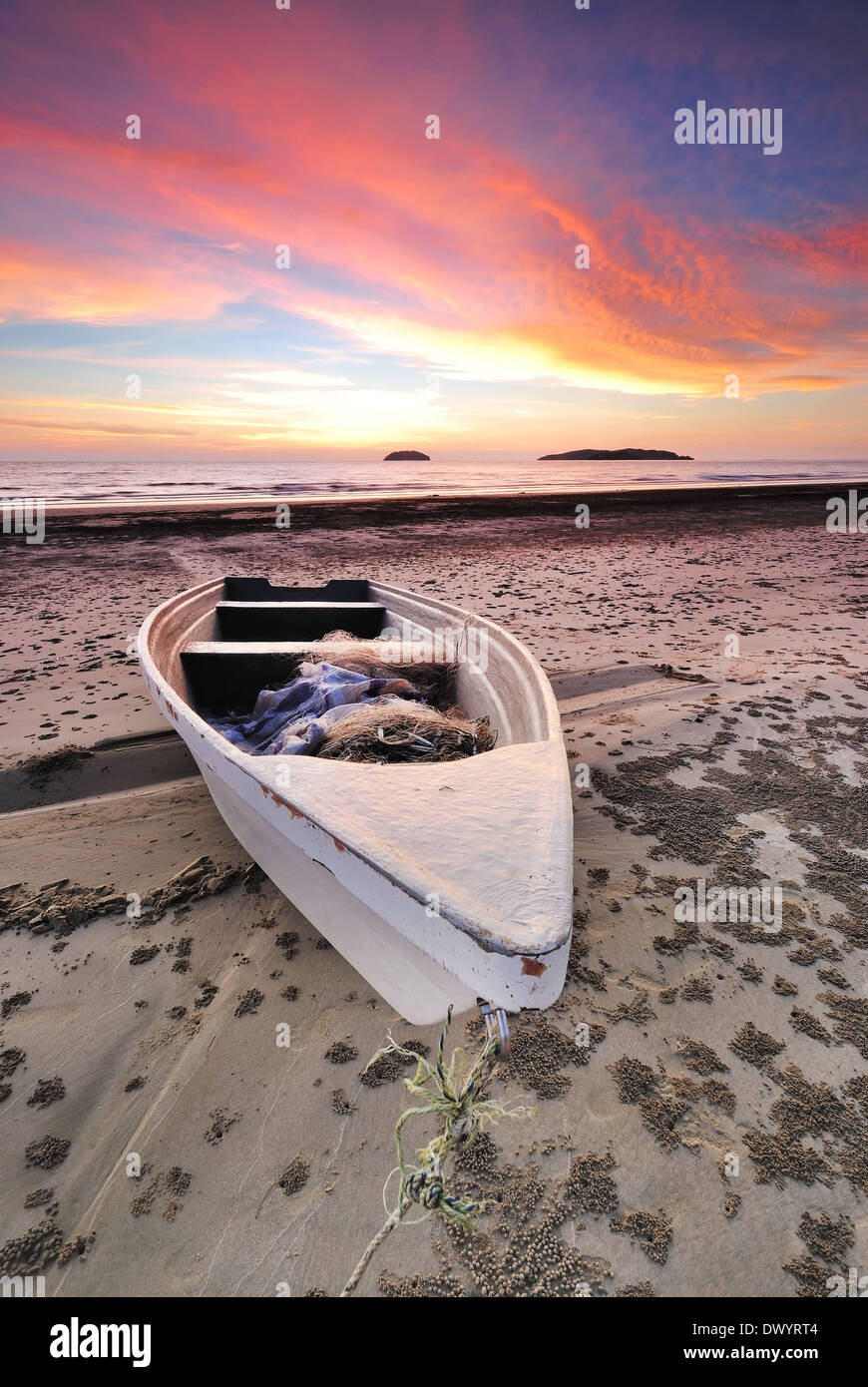 Bateau et la plage coucher de soleil dans la plage de Tanjung Aru, Kota Kinabalu, Sabah, Bornéo, Malaisie Banque D'Images