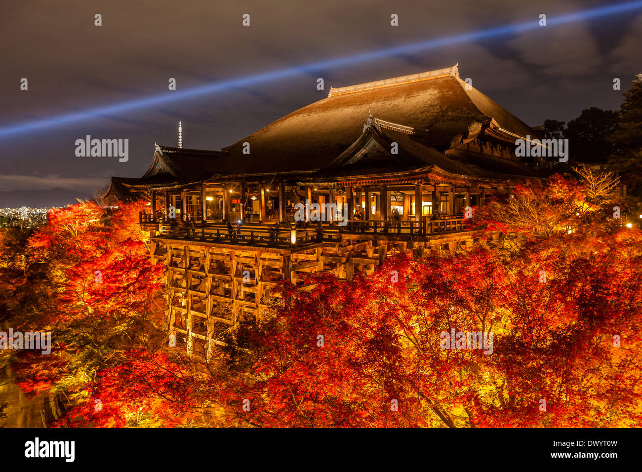Le Temple Kiyomizu-dera s'allumer la nuit, Kyoto, Japon Banque D'Images