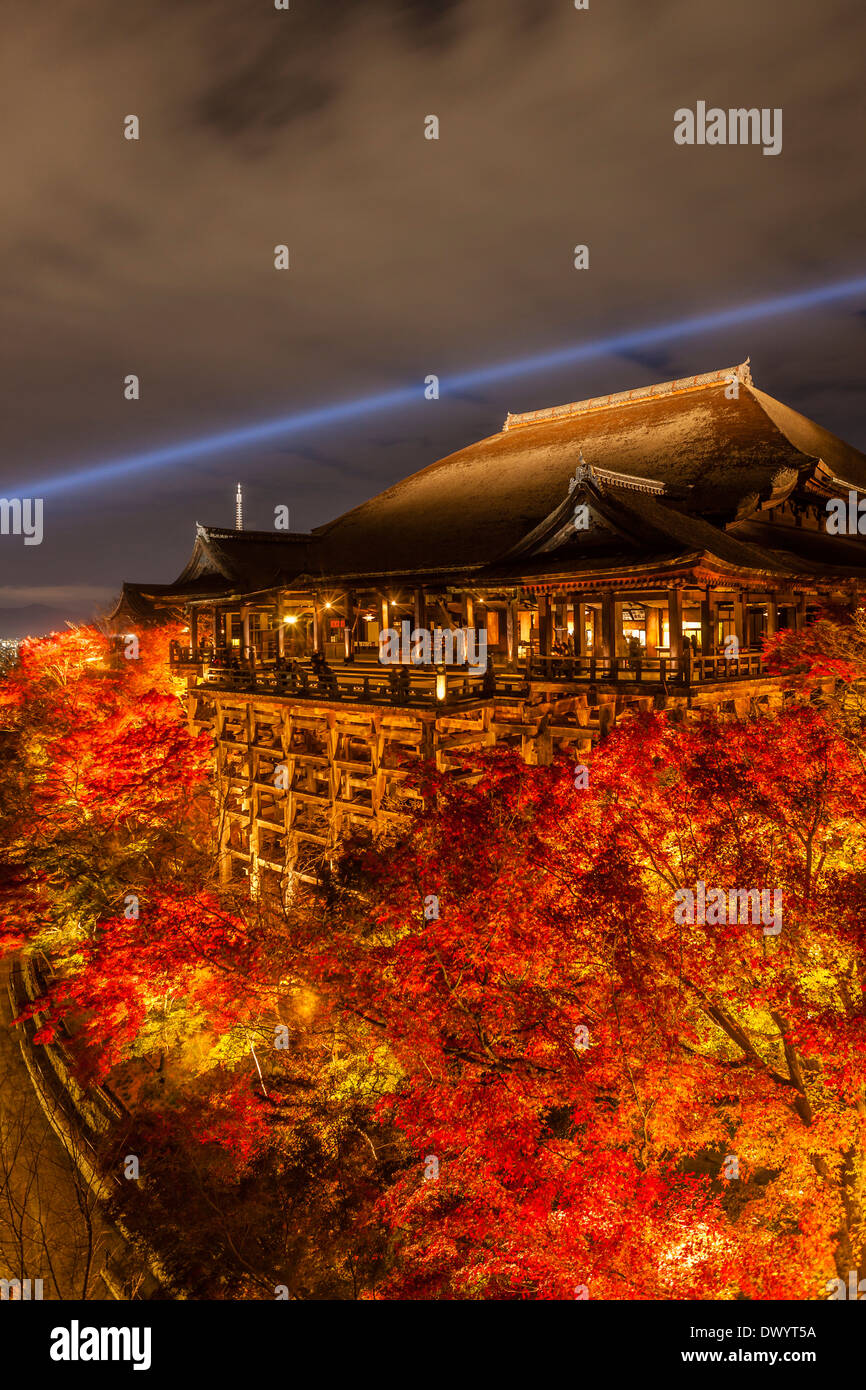 Le Temple Kiyomizu-dera s'allumer la nuit, Kyoto, Japon Banque D'Images