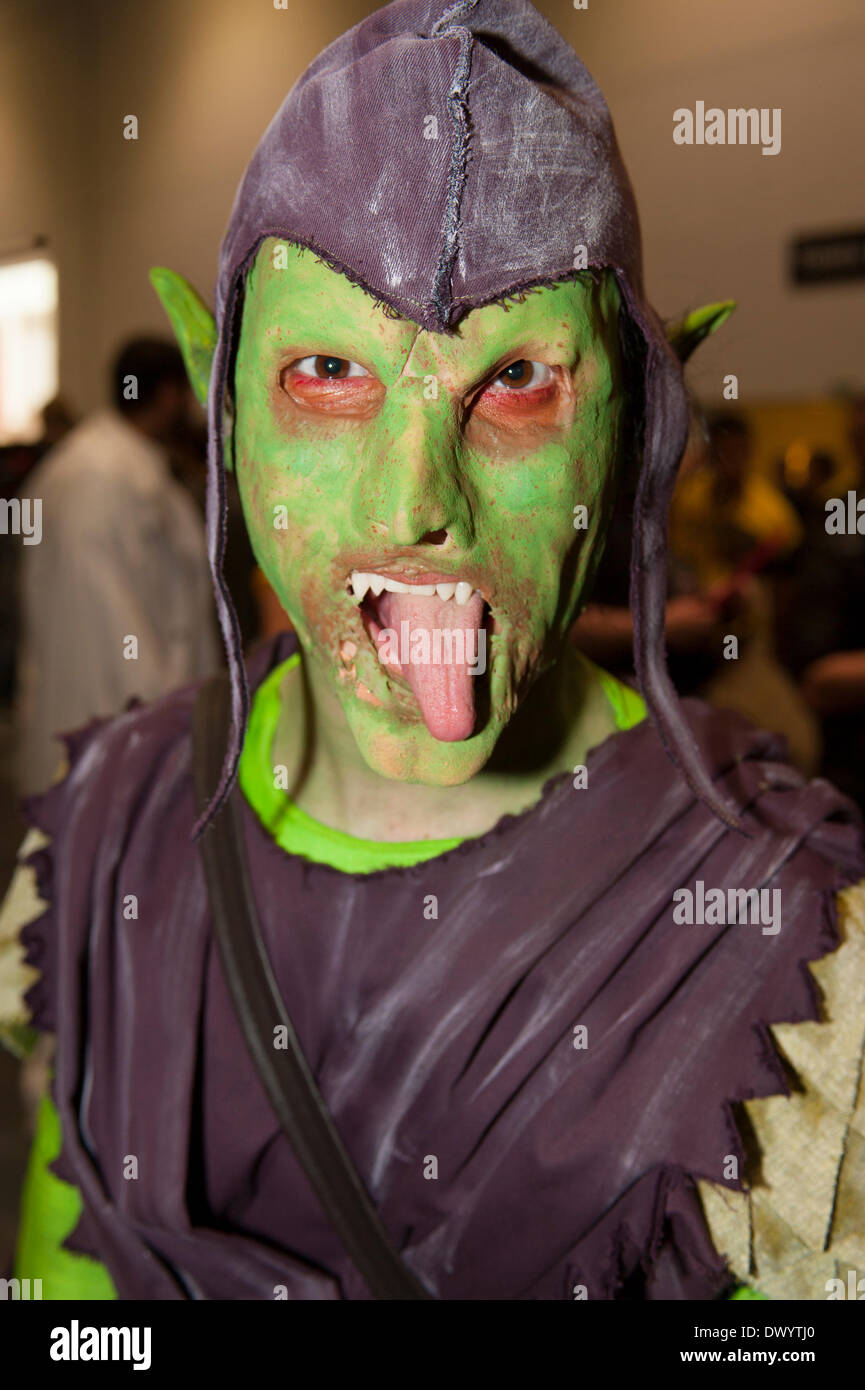 ExCel, Londres UK. 15 mars, 2014. Un visiteur en cosplay comme le Bouffon  Vert à ExCel London le jour de l'ouverture de la troisième Convention de la  Bande Dessinée Super London Crédit :