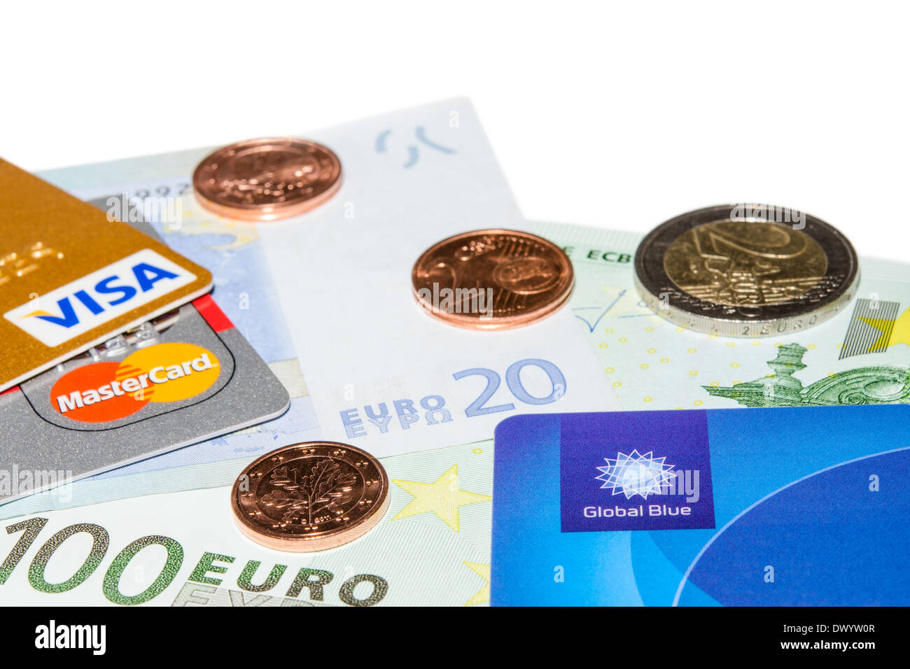 MUNICH, ALLEMAGNE - le 23 février 2014 : crédit et cartes d'impôt sur les billets en euros avec des pièces. Isolé sur blanc. Banque D'Images