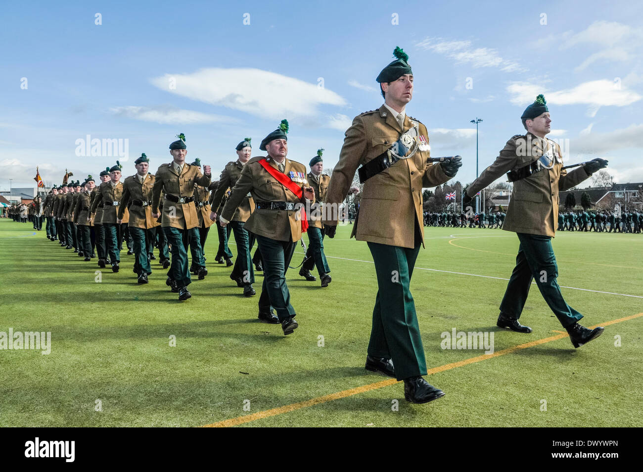 Lisburn, Irlande du Nord. 15 mars 2014 - Des soldats du Royal Irish Regiment Shamrock mars pendant la présentation et tambour Service dans les casernes de Thiepval. Crédit : Stephen Barnes/Alamy Live News Banque D'Images