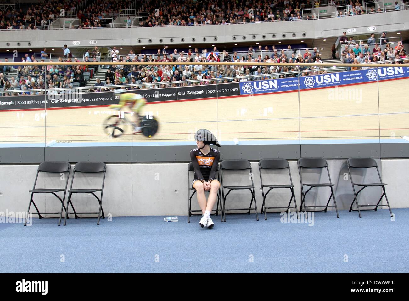 Lee Valley VeloPark, Londres, Royaume-Uni. 15 mars 2014. Cyclisme sur piste série révolution Journée 5, jour 2. Elinor Barker attendant son tour dans l'omnium 500m contre la montre : Crédit Styles Neville/Alamy Live News Banque D'Images