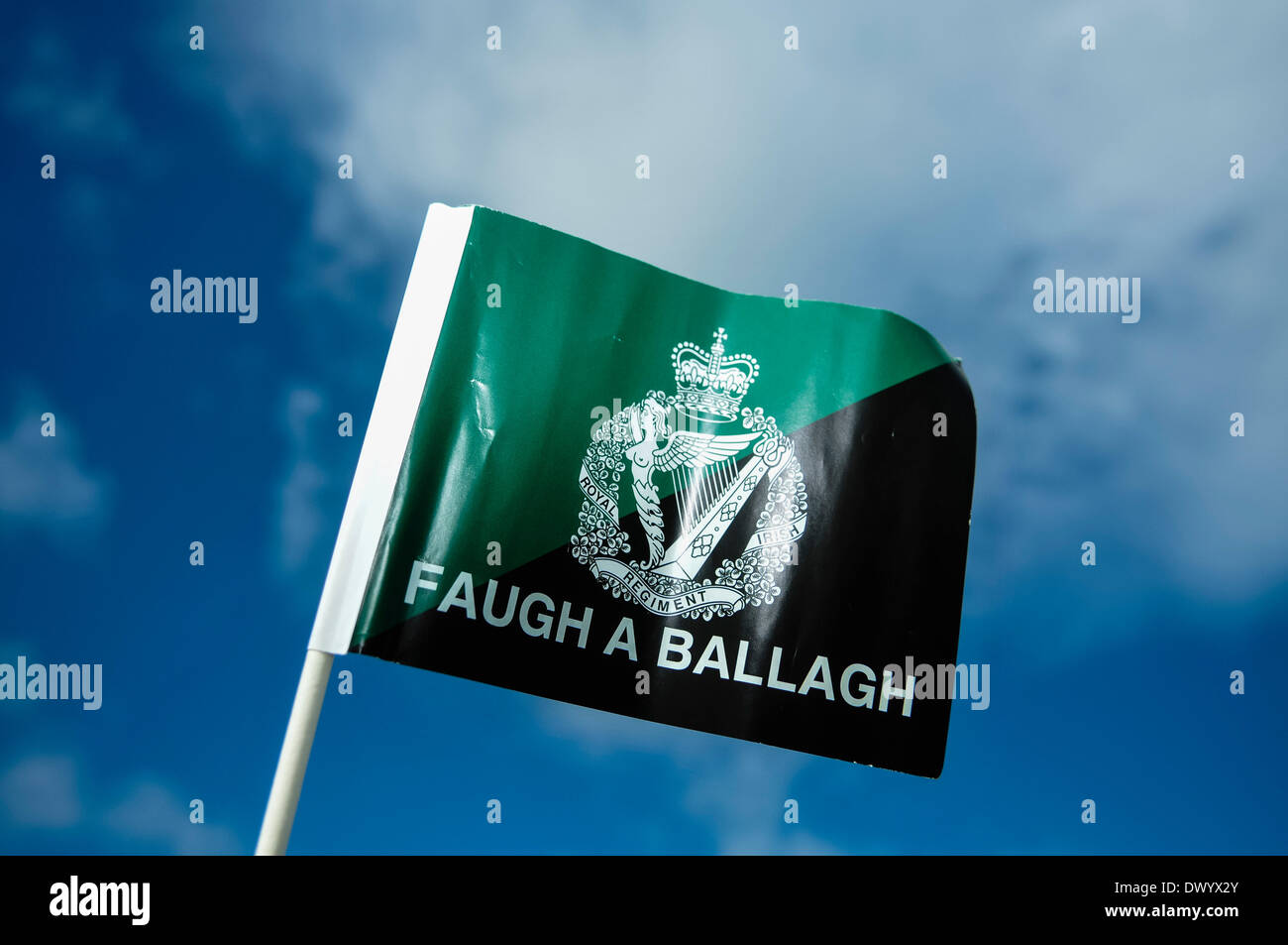 Lisburn, Irlande du Nord. 15 mars 2014 - Un drapeau en papier est ondulé avec la devise du Royal Irish Regiment 'Faugh a Ballagh' (tr: 'Clear the Way') Credit: Stephen Barnes/Alay Live News Banque D'Images