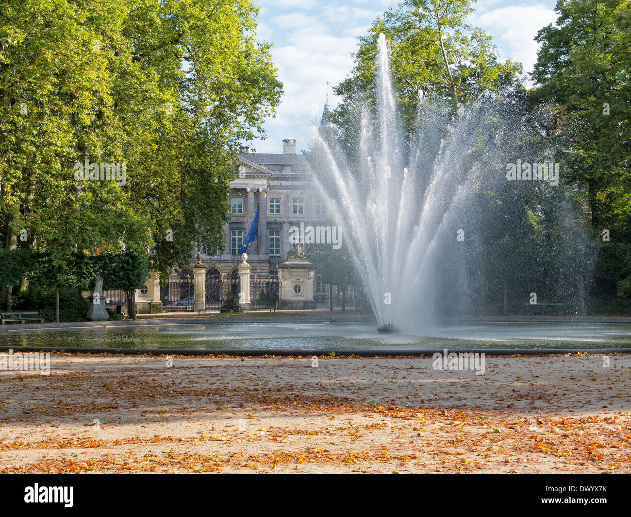 Une fontaine et les feuilles d'automne dans le Parc de Bruxelles, Belgique. Banque D'Images