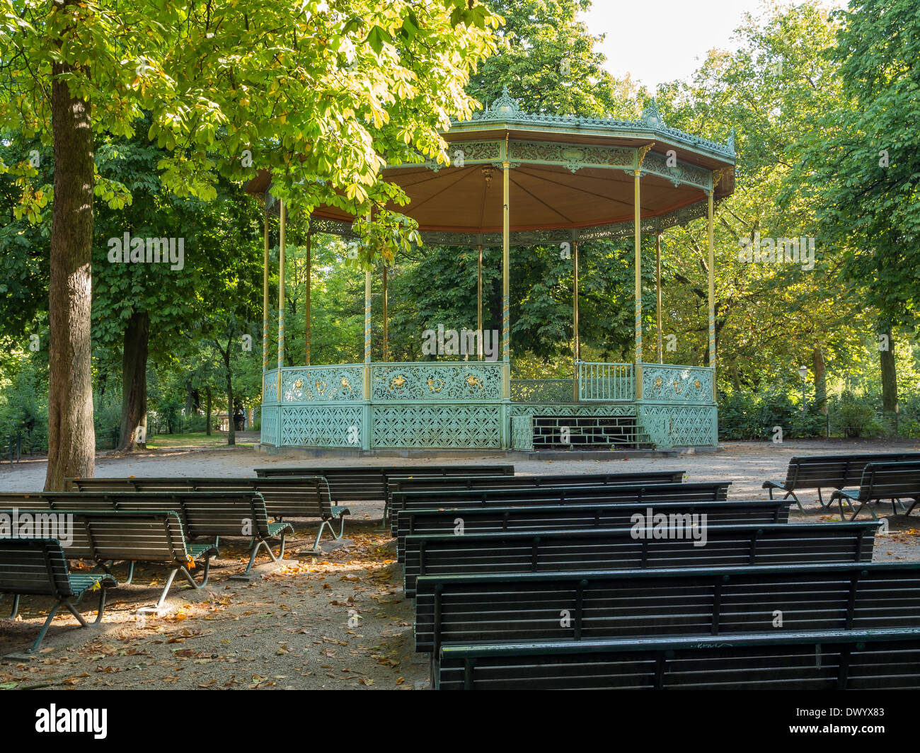 Banquettes et kiosque dans le Parc de Bruxelles, Belgique. Banque D'Images