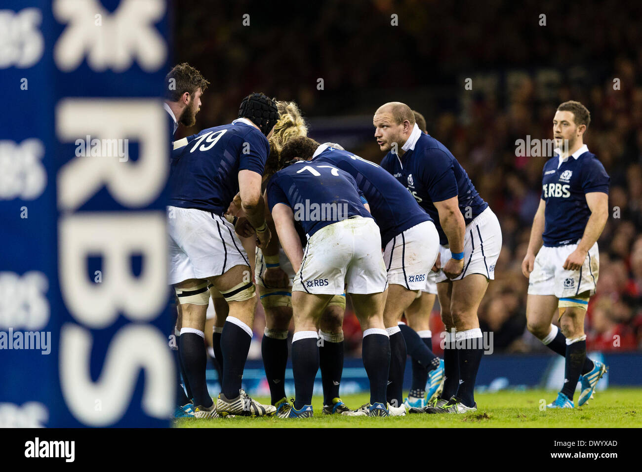 Cardiff, Pays de Galles. Mar 15, 2014. L'Ecosse Les joueurs essaient de se regrouper après avoir fortement derrière sur le tableau de bord avec seulement 14 hommes, au cours de la RBS 6 Nations match entre le Pays de Galle et l'Ecosse au Millennium Stadium : Action Crédit Plus Sport/Alamy Live News Banque D'Images