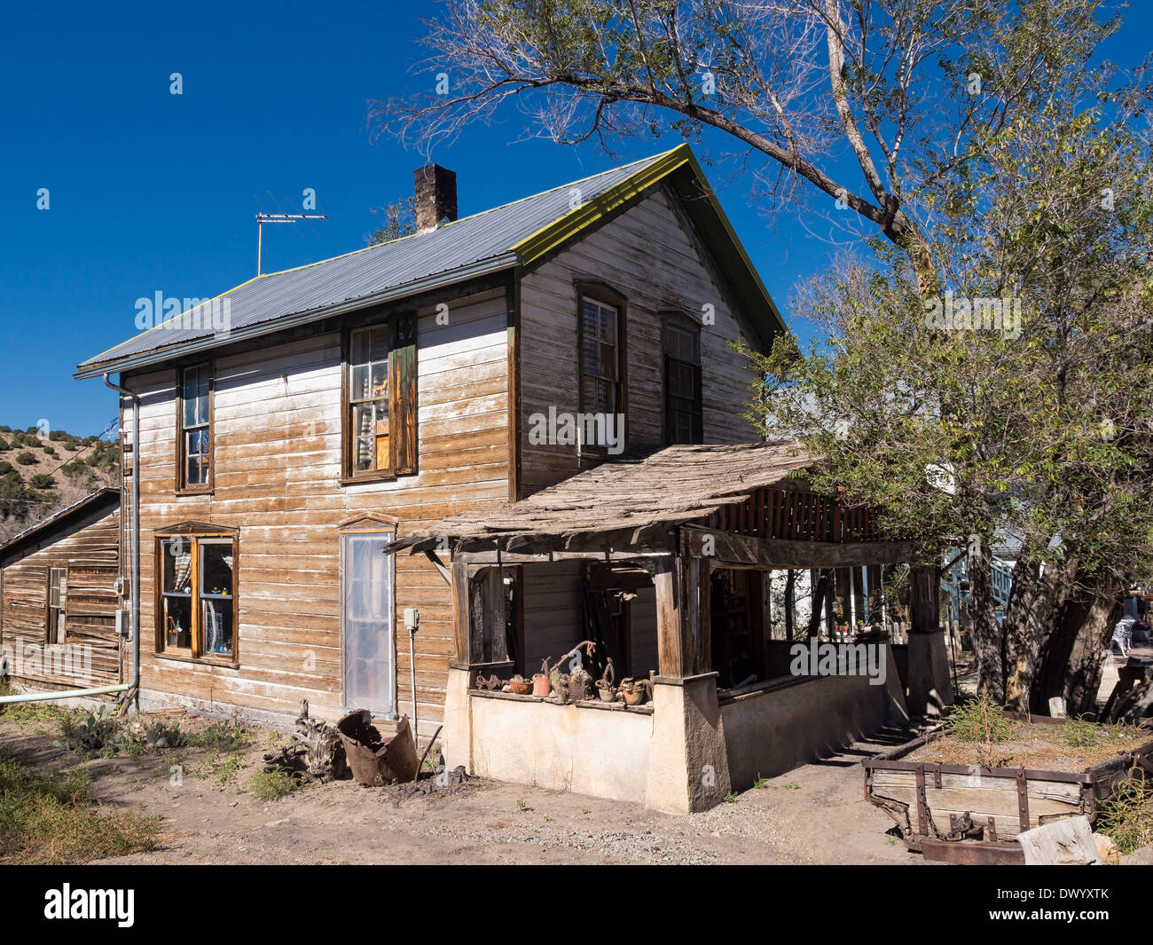 Une maison traditionnelle en bois dans la région de Madrid, New Mexico, USA. Banque D'Images