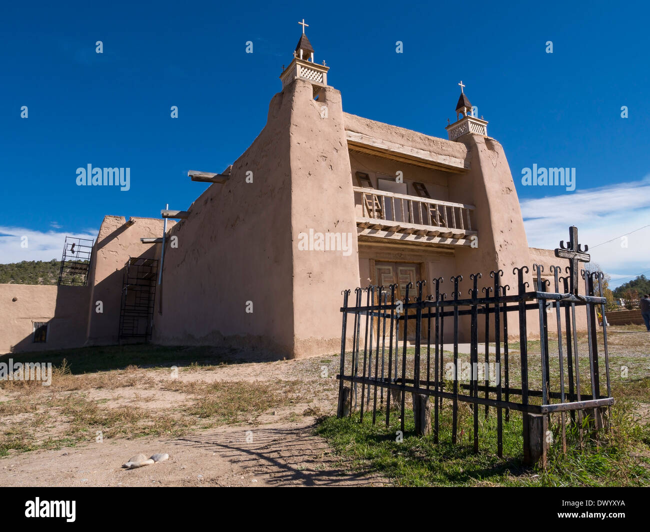 L'église catholique traditionnelle adobe de San Jose de Gracia à Las Trampas, New Mexico, USA. Banque D'Images