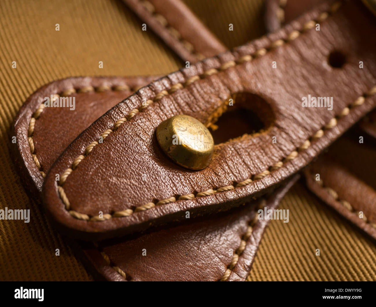 Un cuir cousu main et boucle sur une toile sac photo. Banque D'Images