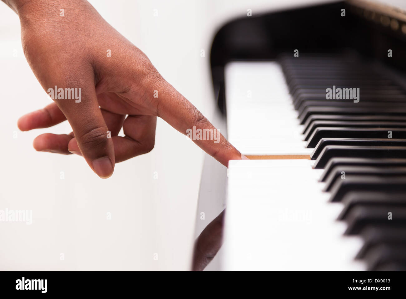 African American part à jouer du piano - Toucher touches piano - Noirs  Photo Stock - Alamy