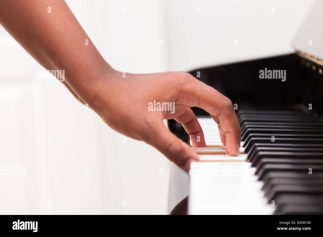 African American part à jouer du piano - Toucher touches piano - Noirs Banque D'Images