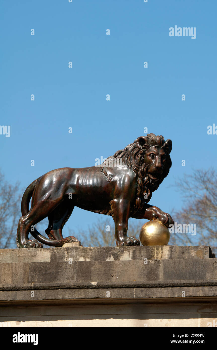 Sculpture de Lion sur le Royal Victoria Park gateway, baignoire, Somerset, England, UK Banque D'Images