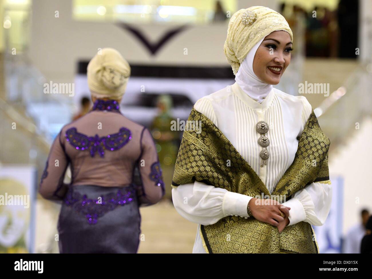 Sanaa, Yémen. Mar 15, 2014. Présenter des modèles de vêtements traditionnelle yéménite dans un défilé qui a eu lieu à Sanaa, Yémen, le 15 mars 2014. Le ministère de la culture yéménite a tenu un défilé le samedi, dans l'espoir de relancer l'industrie touristique dans les troubles touchés par l'introduction du Yémen pays culture fascinante. Bien qu'il y a grande variété de clothers traditionnel au Yémen, un trait distinctif des costumes traditionnels pour les femmes yéménites est la combinaison de menottes et des bijoux. Source : Xinhua/Alamy Live News Banque D'Images