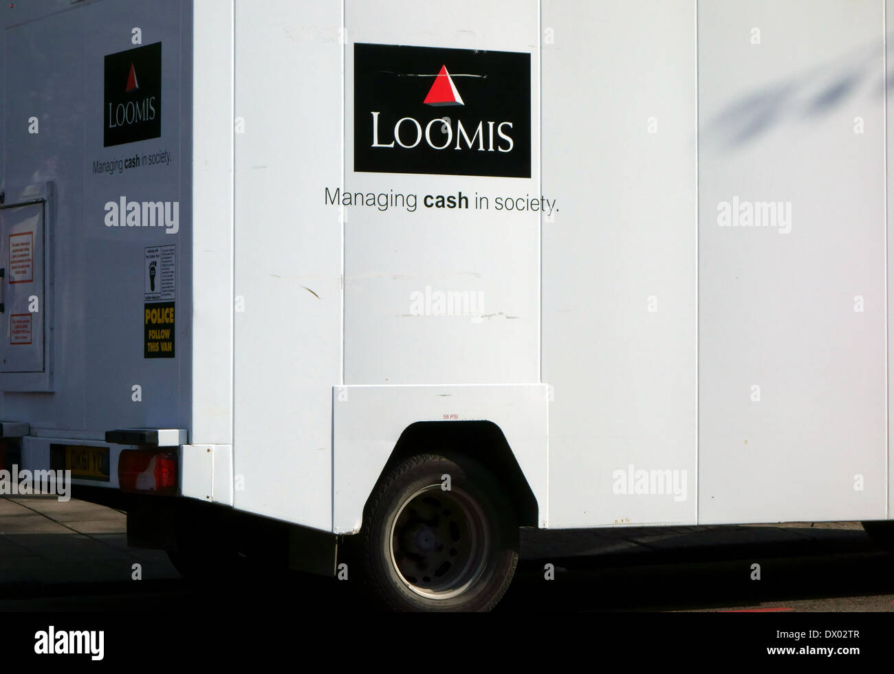 Logo sur les Blindés Loomis transport van, Londres Banque D'Images