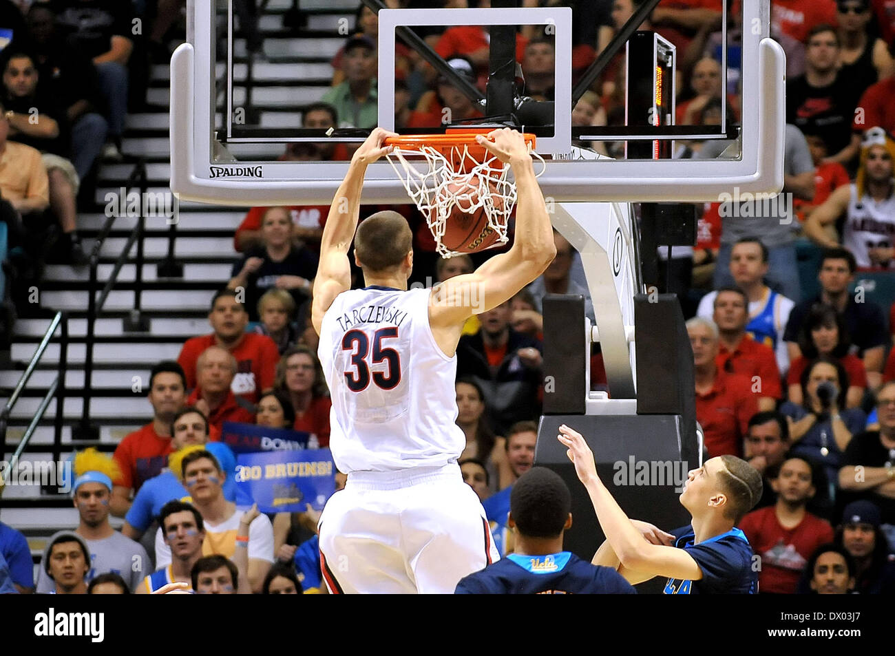 Las Vegas, NV, USA. Mar 15, 2014. Kaleb Tarczewski Centre Arizona Wildcats # 35 dunks la balle de marquer dans la première moitié au cours de la jeu de basket-ball universitaire entre l'Arizona Wildcats et l'UCLA Bruins au cours de la Pac-12 Championnat match du tournoi à la MGM Grand Garden Arena de Las Vegas, Nevada.Louis Lopez/CSM/Alamy Live News Banque D'Images