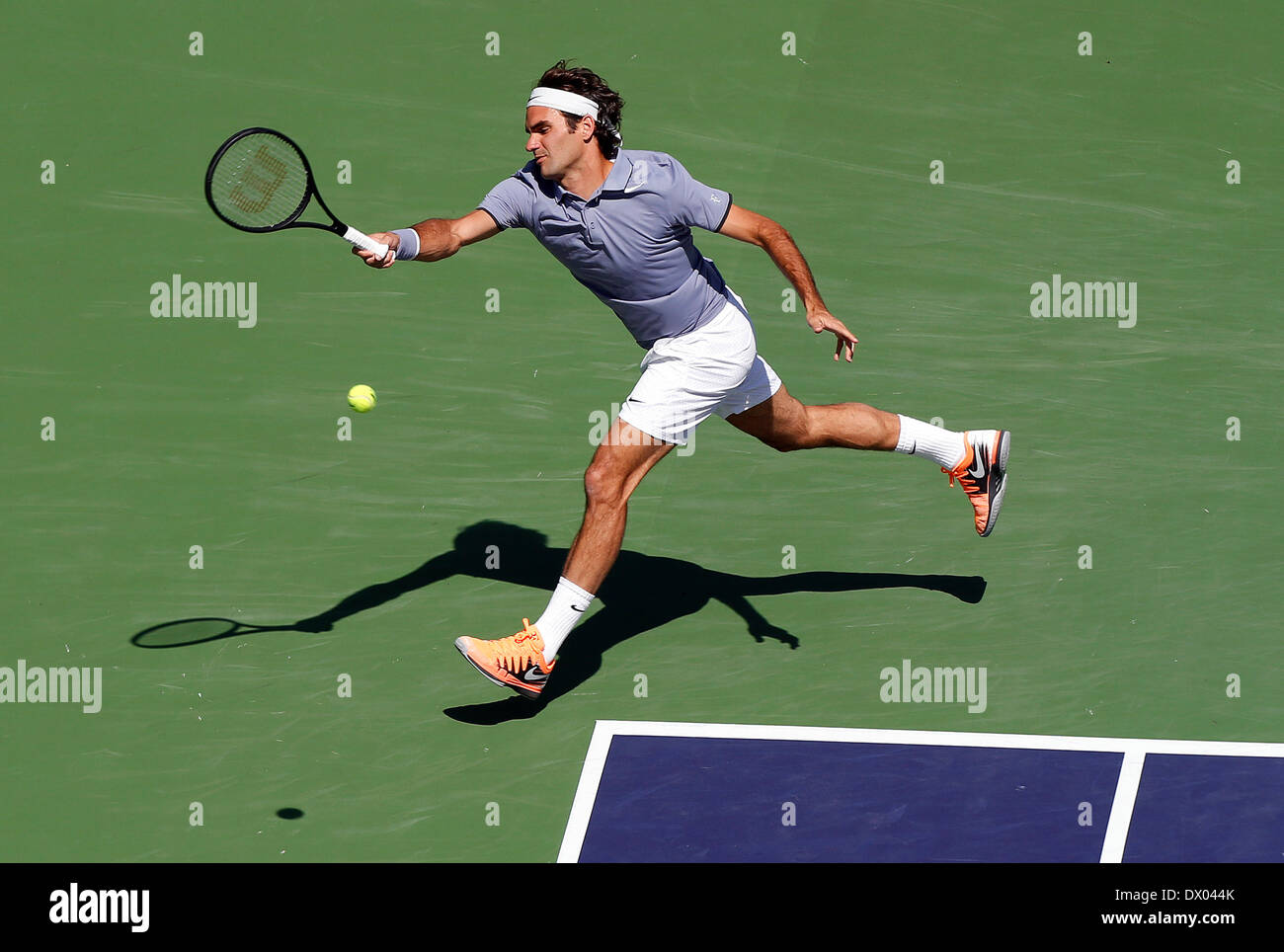 Mars 15, 2014 : Roger Federer Suisse hits un retour à Alexandr Dolgopolov de l'Ukraine au cours de la BNP Paribas Open à Indian Wells Tennis Garden à Indian Wells CA. Banque D'Images