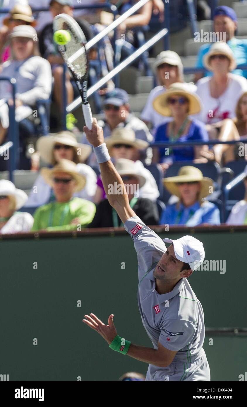 Los Angeles, Californie, USA. Mar 15, 2014. Novak Djokovic, de Serbie, sert à John Isner des USA, au cours de sa demi-finale au tournoi de tennis BNP Paribas, Samedi, Mars 15, 2014, à Indian Wells, en Californie. Djokovic a gagné 7-5, 6-7 (2), 6-1. Ringo : crédit Chiu/ZUMAPRESS.com/Alamy Live News Banque D'Images