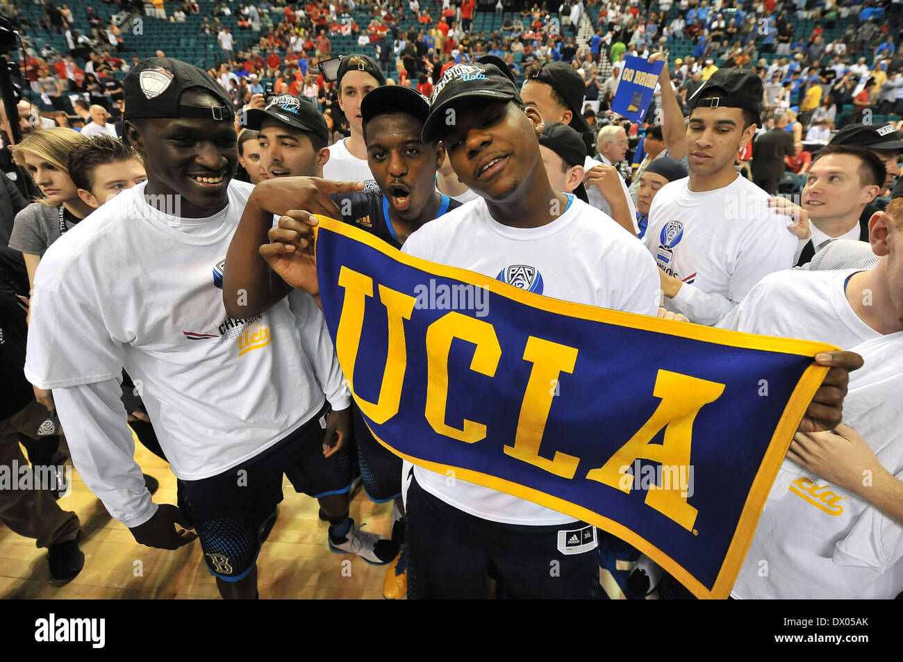 Las Vegas, NV, USA. Mar 15, 2014. L'UCLA Bruins célèbrent après avoir remporté le match de basket-ball collégial entre les Wildcats de l'Arizona et de l'UCLA Bruins au cours de la Pac-12 Championnat match du tournoi à la MGM Grand Garden Arena de Las Vegas, Nevada.l'encontre de l'UCLA Bruins Arizona Wildcats 75-71 pour gagner le championnat Pac-12.Louis Lopez/CSM/Alamy Live News Banque D'Images