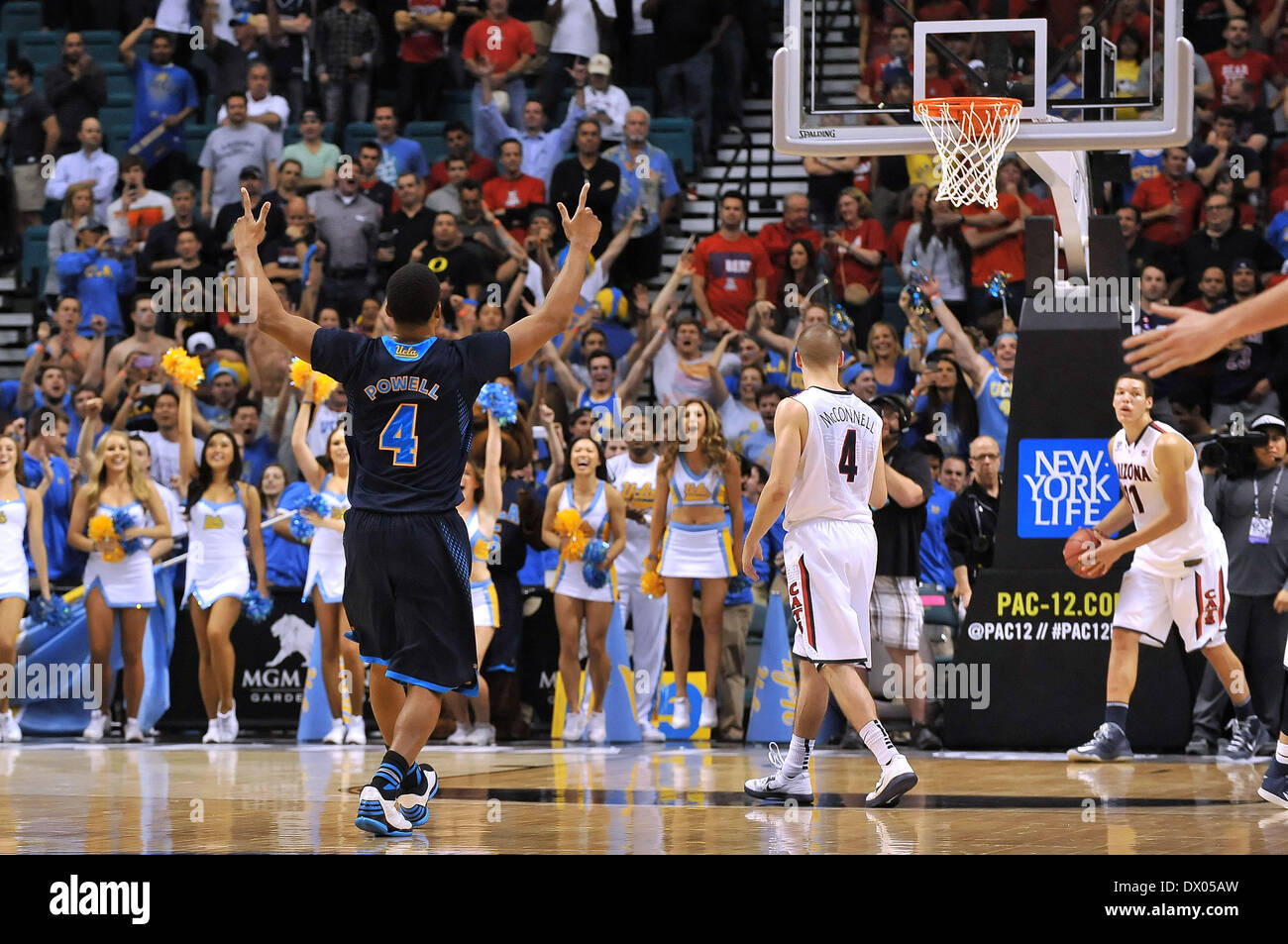 Las Vegas, NV, USA. Mar 15, 2014. Garde UCLA Bruins Norman Powell # 4 célèbre dans les dernières secondes de la deuxième moitié au cours de la jeu de basket-ball universitaire entre l'Arizona Wildcats et l'UCLA Bruins au cours de la Pac-12 Championnat match du tournoi à la MGM Grand Garden Arena de Las Vegas, Nevada.l'encontre de l'UCLA Bruins Arizona Wildcats 75-71 pour gagner le championnat Pac-12.Louis Lopez/CSM/Alamy Live News Banque D'Images