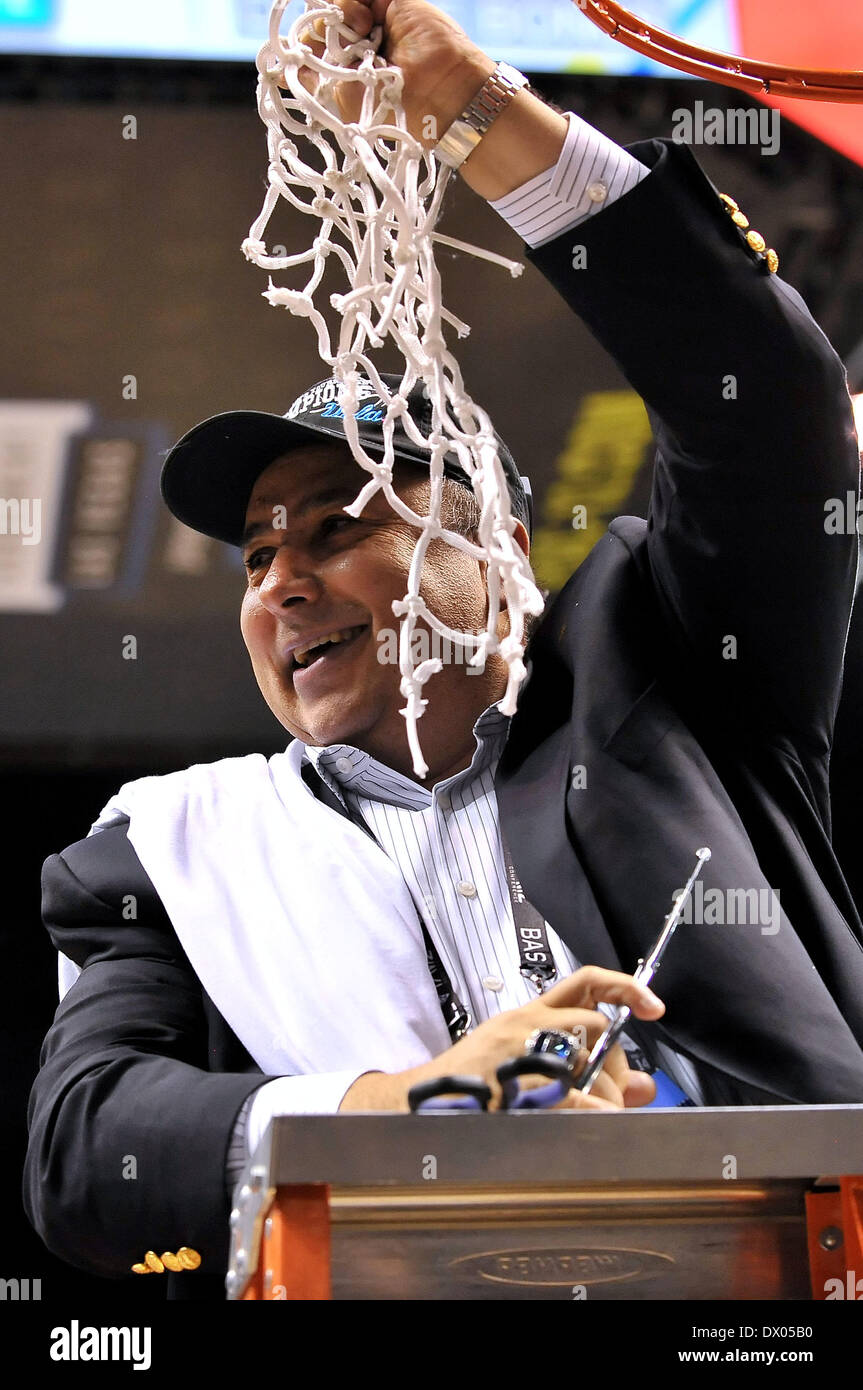 Las Vegas, NV, USA. Mar 15, 2014. UCLA Bruins Directeur Sportif Dan Guerrero réduit le bénéfice net après avoir remporté le match de basket-ball collégial entre les Wildcats de l'Arizona et de l'UCLA Bruins au cours de la Pac-12 Championnat match du tournoi à la MGM Grand Garden Arena de Las Vegas, Nevada.l'encontre de l'UCLA Bruins Arizona Wildcats 75-71 pour gagner le championnat Pac-12.Louis Lopez/CSM/Alamy Live News Banque D'Images