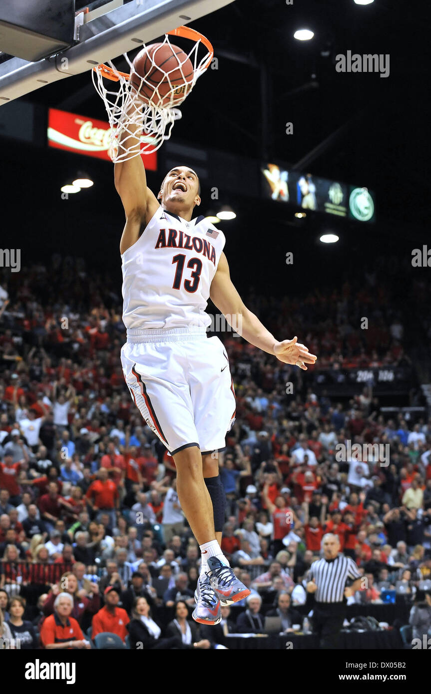 Las Vegas, NV, USA. Mar 15, 2014. Arizona Wildcats guard Nick Johnson # 13 dunks la balle pour le score dans la seconde moitié au cours de la jeu de basket-ball universitaire entre l'Arizona Wildcats et l'UCLA Bruins au cours de la Pac-12 Championnat match du tournoi à la MGM Grand Garden Arena de Las Vegas, Nevada.l'encontre de l'UCLA Bruins Arizona Wildcats 75-71 pour gagner le championnat Pac-12.Louis Lopez/CSM/Alamy Live News Banque D'Images