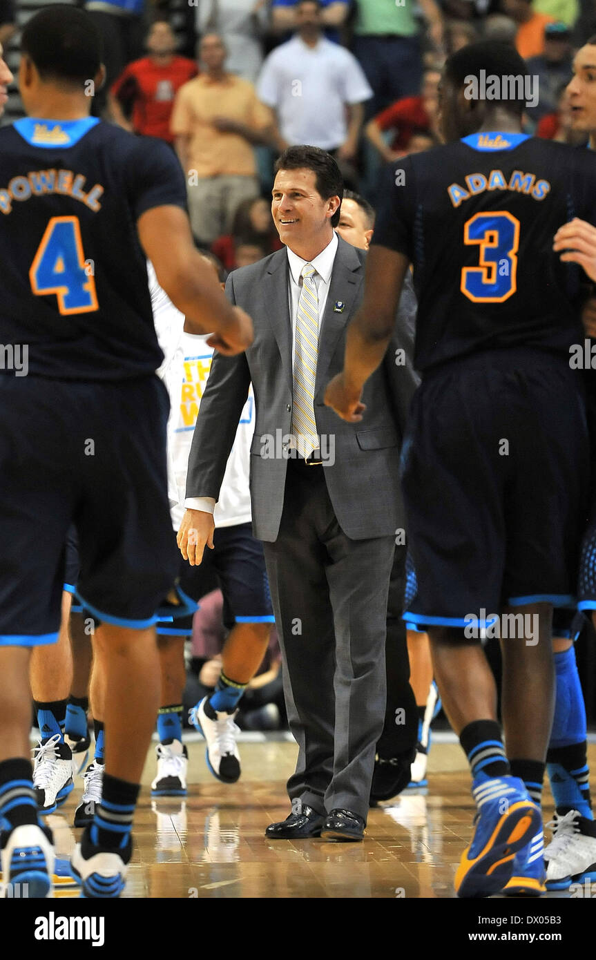 Las Vegas, NV, USA. Mar 15, 2014. Entraîneur-chef de l'UCLA Bruins Steve Alford sourit dans les dernières secondes de la deuxième moitié au cours de la jeu de basket-ball universitaire entre l'Arizona Wildcats et l'UCLA Bruins au cours de la Pac-12 Championnat match du tournoi à la MGM Grand Garden Arena de Las Vegas, Nevada.l'encontre de l'UCLA Bruins Arizona Wildcats 75-71 pour gagner le championnat Pac-12.Louis Lopez/CSM/Alamy Live News Banque D'Images