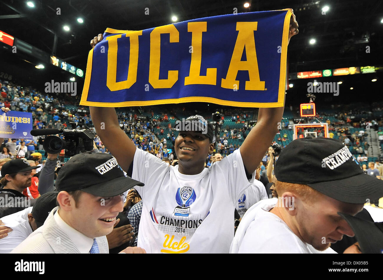 Las Vegas, NV, USA. Mar 15, 2014. L'avant centre UCLA Bruins/Tony Parker # 23 célèbre après avoir remporté le match de basket-ball collégial entre les Wildcats de l'Arizona et de l'UCLA Bruins au cours de la Pac-12 Championnat match du tournoi à la MGM Grand Garden Arena de Las Vegas, Nevada.l'encontre de l'UCLA Bruins Arizona Wildcats 75-71 pour gagner le championnat Pac-12.Louis Lopez/CSM/Alamy Live News Banque D'Images