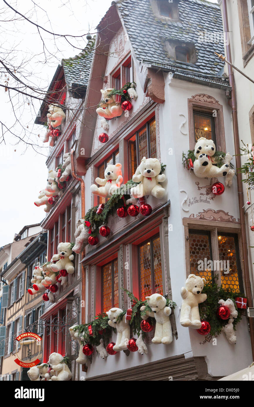 Décorations de Noël à l'extérieur d'un café traditionnel à Strasbourg,  France Photo Stock - Alamy