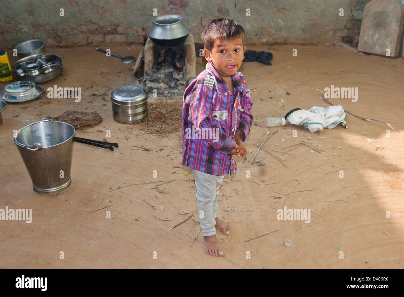 1 Kid rurales indiennes Standing in Kitchen Banque D'Images