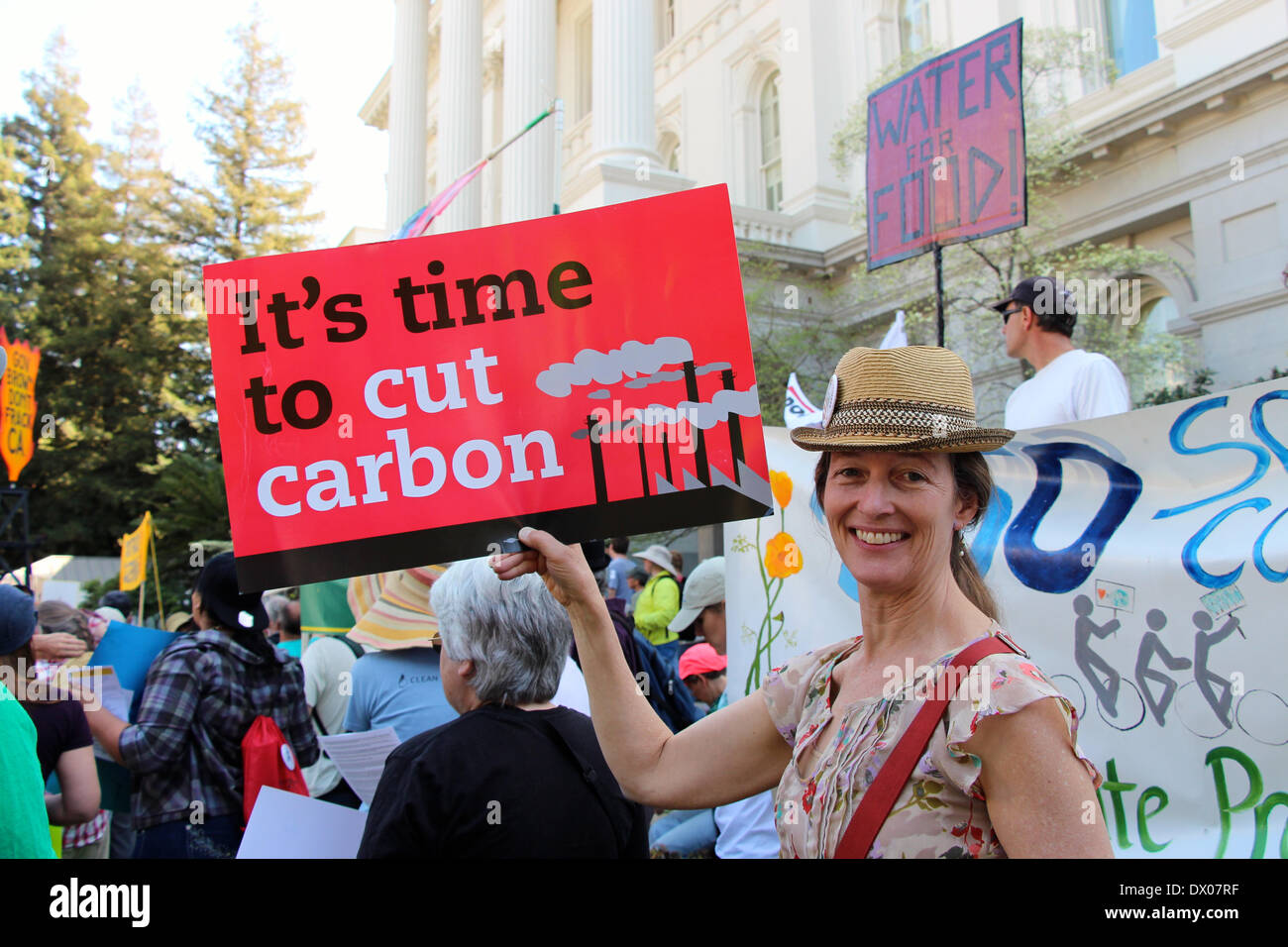 Sacramento, Californie 15 Mars, 2014 Une foule estimée à 4 000 manifestants ont pris les bus de 16 villes différentes de la capitale de l'Etat d'exiger Gouverneur Jerry Brown, interdiction de la fracturation hydraulique. En ce qui est surnommé le plus grand rassemblement de fracturation dans l'histoire de la Californie, la Californie fracturation 'Don't' manifestation s'exprimer leurs préoccupations au sujet des tremblements, de l'air et la pollution de l'eau, le changement climatique et exhortant la gouverneure Jerry Brown à cesser toutes les activités de fracturation en Californie. Credit : Lisa Werner/ Alamy Live News Banque D'Images